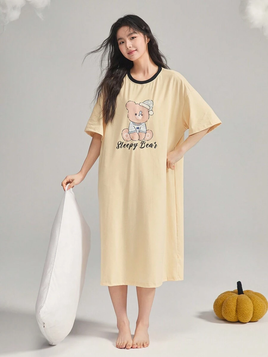 DAZY فستان نوم فضفاض مزين بطباعة الدب الصغير مع ياقة متباينة الألوان مقاس كبير الحجم - أصفر - مشاهدة 1