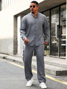 Manfinity Homme 男式加大码前扣长袖口袋简约衬衫和裤子套装 - 深灰色 - 查看 1