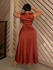 Slaydiva Vestido largo de satén brillante con cuello en V, hombro recogido, dobladillo asimétrico cruzado y fruncido, sin mangas, color marrón sólido, elegante y para fiesta, para mujeres de talla grande, primavera verano - Marrón - Ver 2