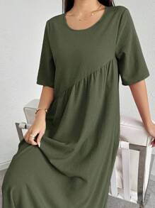 Mulvari Damen einfarbiges Rundhals Kurzarm Plissee Lässiges Kleid in Losepassform