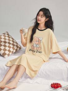 DAZY فستان نوم فضفاض مزين بطباعة الدب الصغير مع ياقة متباينة الألوان مقاس كبير الحجم - أصفر - مشاهدة 3