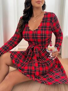 SHEIN Frenchy 大码女式 V 领荷叶边下摆收腰格子圣诞连衣裙 - 紅色 - 查看 3