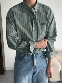 DAZY Camisa con textura de tela a rayas con bordado de letra pequeña para hombres