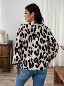 SHEIN Frenchy Blusa casual con hombros descubiertos con estampado de leopardo para tallas grandes, otoño/invierno, estampado de guepardo