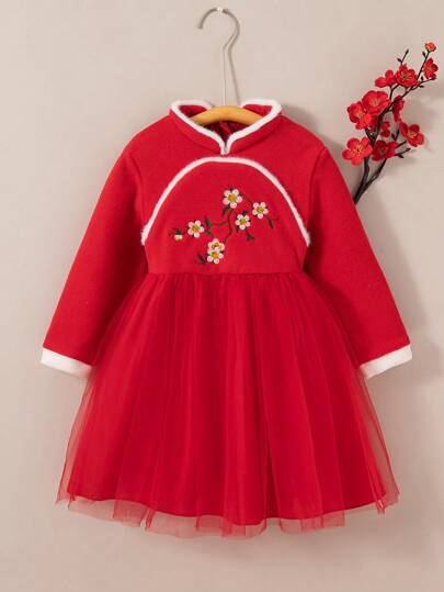 适合年轻女孩的新年连衣裙，秋冬季，正面绣花的毛绒面料，薄纱下摆，中式立领，中式别致派对礼服，中式风格