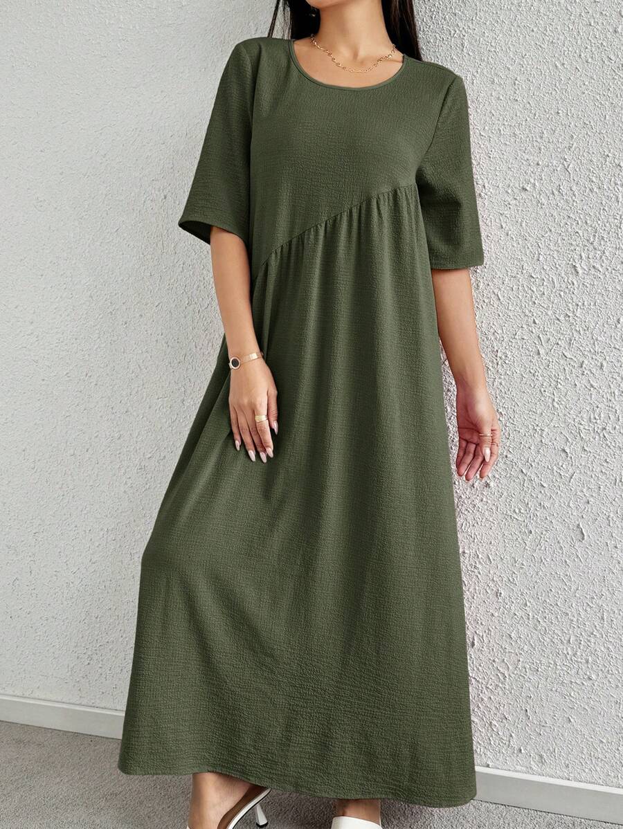 Mulvari Damen einfarbiges Rundhals Kurzarm Plissee Lässiges Kleid in Losepassform