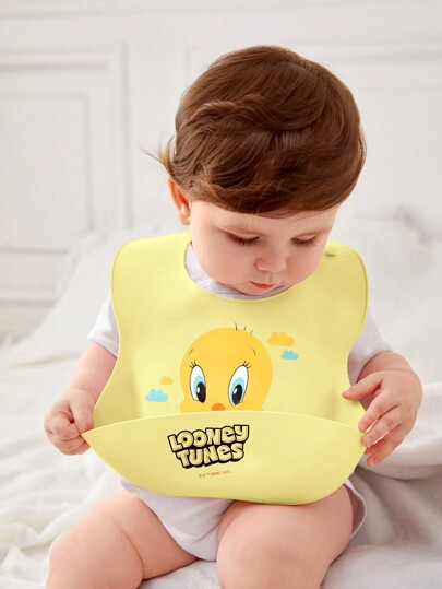 LOONEY TUNES X SHEIN Babero de bebé de silicona con gráficos de Tweety y letra, impermeable y a prueba de aceite para la alimentación del bebé