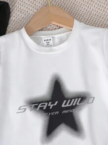 SHEIN 2 قطعة / مجموعة من القمصان قصيرة الأكمام بطباعة أحرف بأسلوب أمريكي أنيق وأعلى صيفية عصرية متعددة الاستخدامات للأولاد الصغار - أبيض وأسود - مشاهدة 7