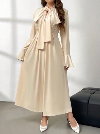 SHEIN Privé 大码女式舒适休闲优雅简约高端自系围巾长袖喇叭袖口收腰 A 字形连衣裙，纯色，秋冬