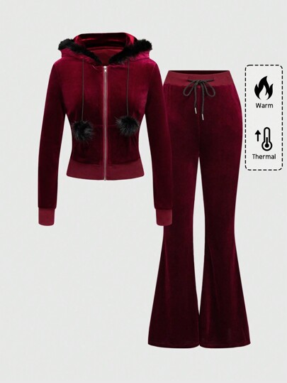 Damen Zweiteiler aus rotem Samt mit Patchwork, Kapuze und Fellkragen, geeignet für den Valentinstag