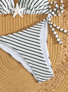 SHEIN Swim 2 قطعة من ملابس البحر النسائية، بنقشة شريطية وزخرفة نجوم البحر ، ملابس علوية حمالة رفيعة و سروال سباحة جانبي مربوط ، مجموعة بكيني رقيقة وجذابة - أبيض وأسود - مشاهدة 4
