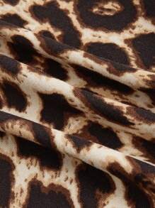 ROMWE Grunge Punk Seksowna sukienka mini z nadrukiem w panterkę, krzyżowym wisiorkiem i odkrytymi plecami