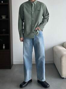 DAZY Camisa con textura de tela a rayas con bordado de letra pequeña para hombres