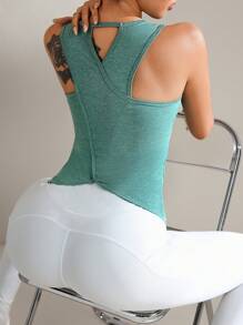 Top deportivo ajustado de color liso con espalda calada