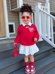 SHEIN Sparklyn Bộ đồ trẻ em dễ thương & ngọt ngào, phù hợp với mọi hoàn cảnh, thường ngày, đa năng, đi làm, ngày lễ tình nhân, họa tiết trái tim, áo sơ mi cài nút màu trắng và áo nỉ đỏ + váy xếp ly mini màu trắng, thích hợp cho các buổi lễ kỷ niệm, tiệc tùng, trường học và họp mặt gia đình - Nhiều màu - Xem 1