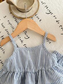 SHEIN LMoss Kids Conjunto de top de tirantes acanalado con volantes y pantalones a rayas, look adorable para bebé niña en verano - Azul y blanco - Ver 9