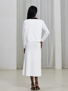 Aveloria Modichic 2 pièces : Cardigan tricoté à col rond avec bande bicolore noire et blanche au design H, et robe pull minimaliste pour femmes. Style élégant inspiré du français
