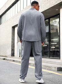 Manfinity Homme 男式加大码前扣长袖口袋简约衬衫和裤子套装 - 深灰色 - 查看 2