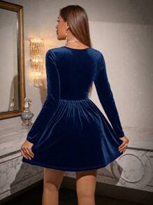 Zolique 女士方领绿色长袖闪光下摆优雅迷你连衣裙、圣诞派对礼服、圣诞服装、圣诞女装、冬季女装节日派对服装天鹅绒女装 - 藏蓝色 - 查看 2