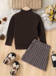 年轻女孩时尚街头风格高领简约合身针织毛衣搭配格子 A 字裙，简约上衣提升时尚外观，这款毛衣套装体现优雅与温暖，适合外出和日常穿着 - 棕色 - 查看 2