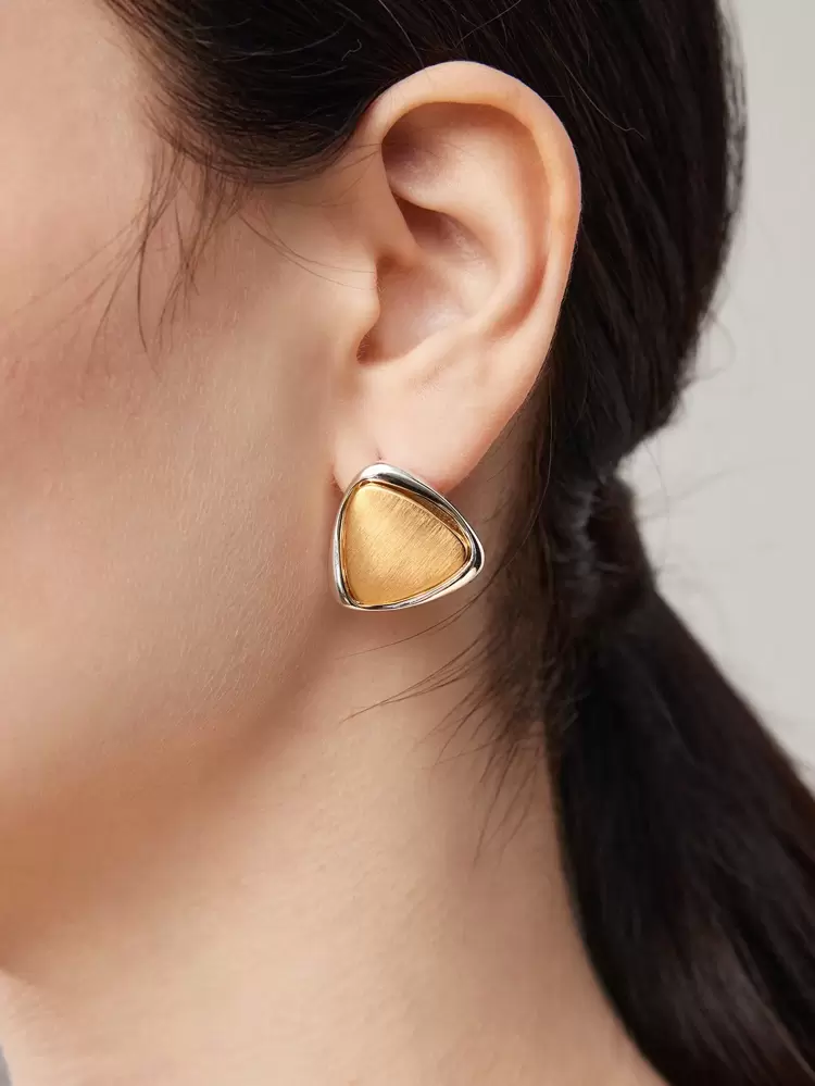TRIANGLE CONTRAST TRIM STUD EARRINGS