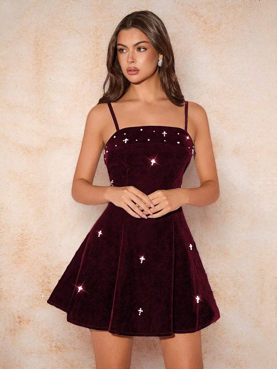 Glamine Vestido mini de estilo princesa de terciopelo rojo con tirantes de espagueti, detalles de perlas y bajo en A, diseño primaveral y veraniego, ideal para el Día de San Valentín, citas y fiestas de Año Nuevo