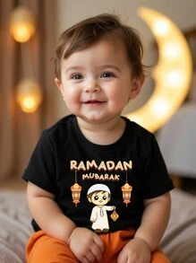 SHEIN Ramadan Mubarak Muslim Baby Boy Short Sleeve Round Neck T-Shirt With Graphic Print, Casual Fashion (1 Piece, Sibling Outfits/Matching Outfits Sold Separately) - Black - View 3