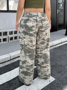 SHEIN EZwear Plus Size Women Folded Waist Camouflage Cargo Pocket Wide Leg Loose Jeans - Multicolor - View 2