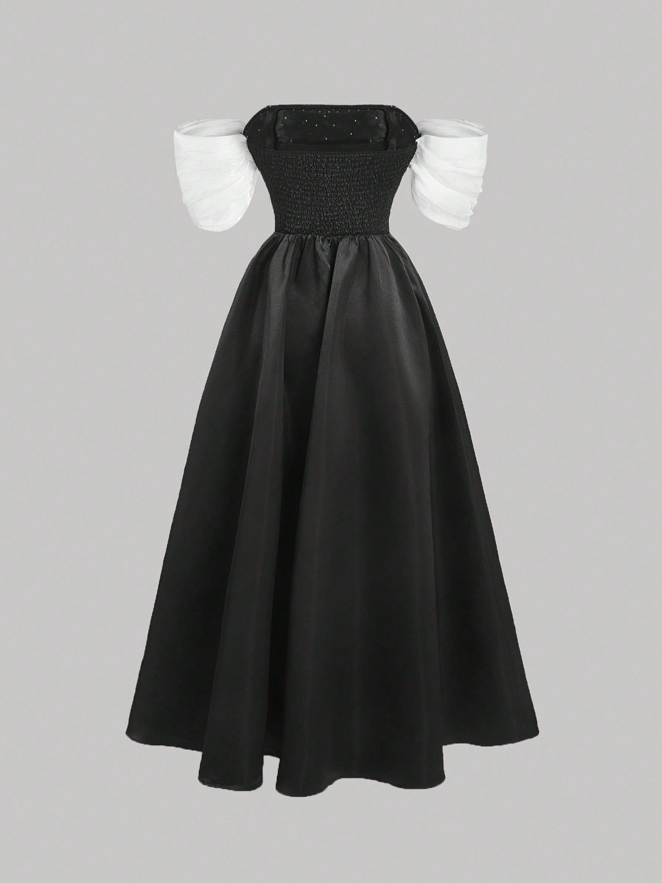 فستان بتصميم باللونين الأبيض والأسود مكشوف الكتفين...