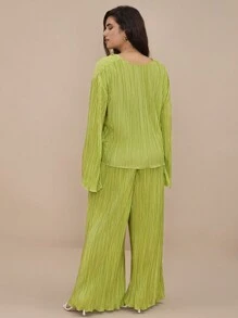SHEIN VCAY Set de 2 piezas de talla grande: Camisa plisada con estampado de cuadros y pantalón de pierna ancha