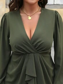 SHEIN LUNE 大码女式法式优雅通勤休闲度假 V 领灯笼袖收腰扭纹荷叶边下摆装饰长袖衬衫，春/秋/冬荷叶边上衣 - 軍綠色 - 查看 4