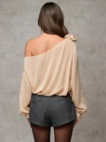 SHEIN BAE Blouse élégante et romantique pour femmes à manches longues, col asymétrique en mousseline de soie avec manches lanternes et décoration florale 3D, convient pour le travail, les sorties décontractées, les fêtes du Nouvel An et autres occasions.