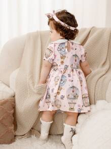 SHEIN 2 件套女婴婴儿可爱优雅大象热气球游乐园图案彼得潘领泡泡袖聚拢细节荷叶边连衣裙和配套头饰，休闲公主裙，粉色 - 粉色 - 查看 2