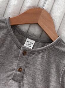 SHEIN Leap Crew 2 件装男婴都市简约圆领半开前长袖 T 恤和格子图案裤子休闲舒适家居服睡衣套装