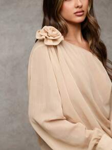 SHEIN BAE Blouse élégante et romantique pour femmes à manches longues, col asymétrique en mousseline de soie avec manches lanternes et décoration florale 3D, convient pour le travail, les sorties décontractées, les fêtes du Nouvel An et autres occasions.