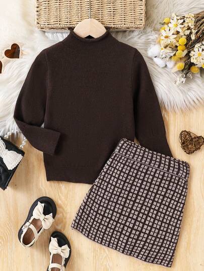 年轻女孩时尚街头风格高领简约合身针织毛衣搭配格子 A 字裙，简约上衣提升时尚外观，这款毛衣套装体现优雅与温暖，适合外出和日常穿着