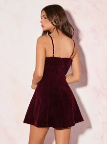 Glamine Vestido mini de estilo princesa de terciopelo rojo con tirantes de espagueti, detalles de perlas y bajo en A, diseño primaveral y veraniego, ideal para el Día de San Valentín, citas y fiestas de Año Nuevo