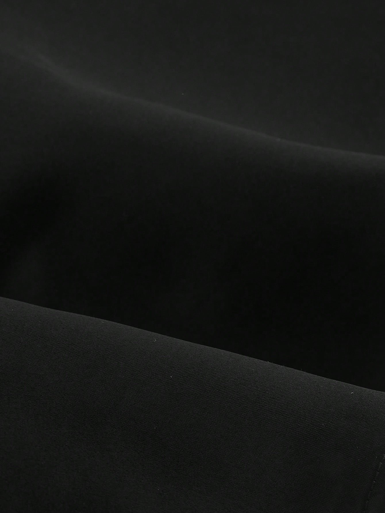 فستان بتصميم باللونين الأبيض والأسود مكشوف الكتفين...