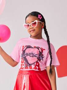 Camiseta de manga corta con estampado de corazón de subcultura de rayas rosa para niña preadolescente, diseño delicado y elegante, adecuada para la escuela, salidas y uso en todas las estaciones
