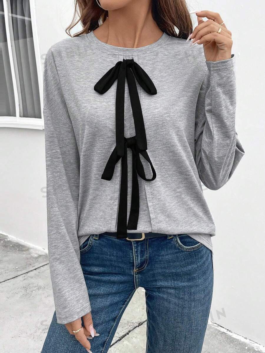 SHEIN LUNE Damen Herbst/Winter T-Shirt mit Dropped-Shoulder Langarm, Rundhalsausschnitt, grauer Vorderseite, schwarze Schleifendesign, lässiges, vielseitiges Grafik-T-Shirt Damenshirt für den Frühling - Grau - Übersicht 1