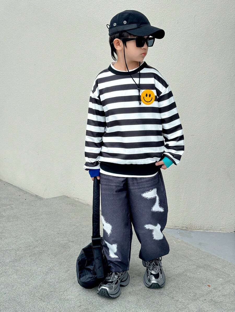 SHEIN 2 件套儿童青少年男童休闲日常条纹图案圆领宽松套头衫和牛仔效果图案抽绳踝裤套装 - 彩色 - 查看 1