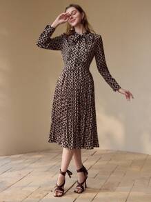 MOTF GEO PRINT PLEATED DRESS - Multicolor - View 6