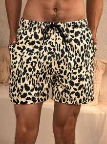 Manfinity VDAYZ 1 pièce Short de plage décontracté pour hommes avec imprimé léopard, cordon de serrage à la taille et poches. Short de bain assorti pour couples, vacances