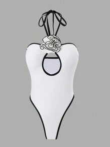 Traje de baño de una pieza con cuello de halter, decorado con aplicaciones florales blancas, para uso casual en la playa en verano
