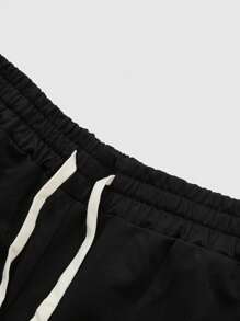 Manfinity EMRG Set de 2 piezas con camiseta de cuello redondo de manga corta con estampado de letra y ojo, y pantalón casual con cordón en la cintura para hombre