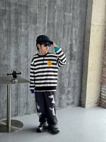 SHEIN 2 件套儿童青少年男童休闲日常条纹图案圆领宽松套头衫和牛仔效果图案抽绳踝裤套装 - 彩色 - 查看 7