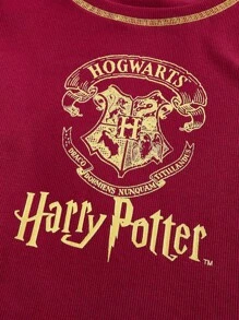 Harry Potter | ROMWE تي شيرت كاجوال قصير الأكمام بطبعة حروف هوغوارتس للنساء ذوات الحجم الكبير ،صيفي - عنابي اللون - مشاهدة 3