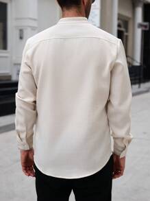 Manfinity Homme 男士休闲商务通勤纯色长袖纽扣衬衫，男士纯色纹理休闲皱褶双贴袋通勤轻熟长袖纽扣衬衫，适合秋季 - 杏色 - 查看 2