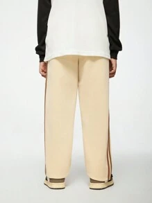 SHEIN 1 Stück lässige, gerade geschnittene Khaki Skateboard Hose für Jungen im Teenager-Alter mit braunen gewebten Streifen an der Seite, hochgeschnittenes gerades Beindesign schmeichelt der Figur und verlängert die Beine. Elastischer Bund für einfaches An- und Ausziehen, geeignet für verschiedene Anlässe wie tägliche Ausflüge, Freizeitsport oder Treffen, kann mit verschiedenen Oberteilen kombiniert werden, um deinen vielseitigen Stil und einzigartigen Charme zu zeigen.