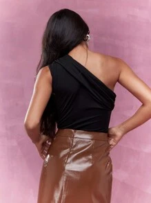 MISSGUIDED Camiseta sin mangas asimétrica con cuello de un hombro y pliegues en la parte delantera - Negro - Ver 2